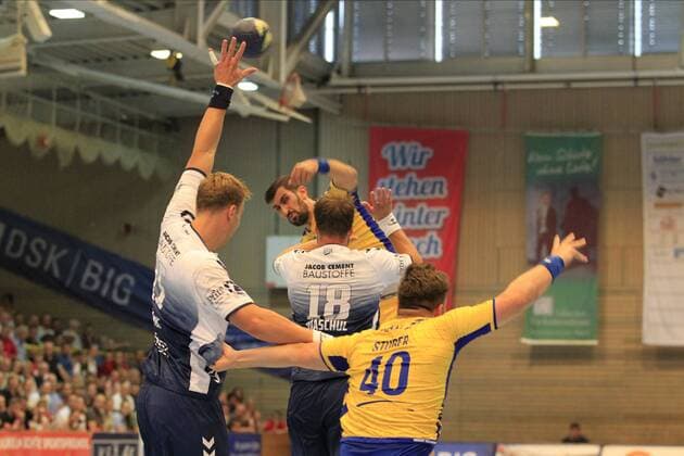 2.Bundesliga Handball VfL Luebeck-Schwartau - VfL Gummersbach 30.08.2019, Hansehalle Luebeck, GER, VfL Luebeck-Schwartau - VfL Gummersbach im Bild picture shows Janko Bozovic VfL Gummersbach im Sprungwurf ueber Fynn Ranke VfL Luebeck-Schwartau und Martin Waschul VfL Luebeck-Schwartau
