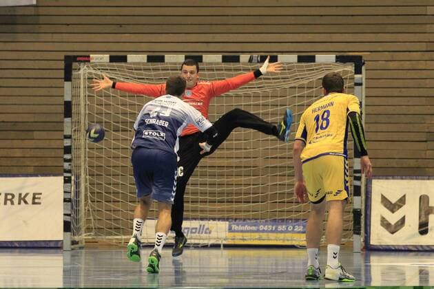 2.Bundesliga Handball VfL Luebeck-Schwartau - VfL Gummersbach 30.08.2019, Hansehalle Luebeck, GER, VfL Luebeck-Schwartau - VfL Gummersbach im Bild picture shows Janik Schrader VfL Luebeck-Schwartau erzielt einen Siebenmeter gegen Torwart Filip Ivic VfL Gummersbach