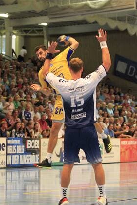 2.Bundesliga Handball VfL Luebeck-Schwartau - VfL Gummersbach 30.08.2019, Hansehalle Luebeck, GER, VfL Luebeck-Schwartau - VfL Gummersbach im Bild picture shows Janko Bozovic VfL Gummersbach im Sprungwurf ueber Fynn Ranke VfL Luebeck-Schwartau.