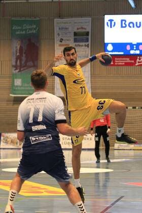2.Bundesliga Handball VfL Luebeck-Schwartau - VfL Gummersbach 30.08.2019, Hansehalle Luebeck, GER, VfL Luebeck-Schwartau - VfL Gummersbach im Bild picture shows Janko Bozovic VfL Gummersbach im Wurf ueber Jasper Bruhn VfL Luebeck-Schwartau
