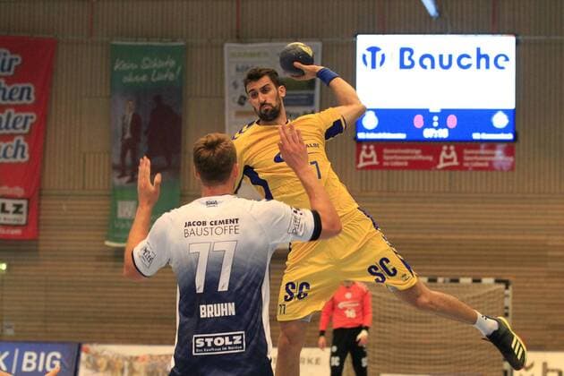 2.Bundesliga Handball VfL Luebeck-Schwartau - VfL Gummersbach 30.08.2019, Hansehalle Luebeck, GER, VfL Luebeck-Schwartau - VfL Gummersbach im Bild picture shows Janko Bozovic VfL Gummersbach im Wurf ueber Jasper Bruhn VfL Luebeck-Schwartau