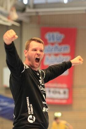 2.Bundesliga Handball VfL Luebeck-Schwartau - VfL Gummersbach 30.08.2019, Hansehalle Luebeck, GER, VfL Luebeck-Schwartau - VfL Gummersbach im Bild picture shows Einzelaktion Aktion. Ganze Figur. Einzeln. Freisteller. Torwart Dennis Klockmann VfL Luebeck-Schwartau jubelt.