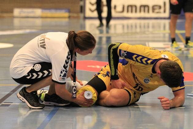 2.Bundesliga Handball VfL Luebeck-Schwartau - VfL Gummersbach 30.08.2019, Hansehalle Luebeck, GER, VfL Luebeck-Schwartau - VfL Gummersbach im Bild picture shows Verletzt Verletzung Schmerzen. Alexander Hermann VfL Gummersbach liegt am Boden und wird versorgt.