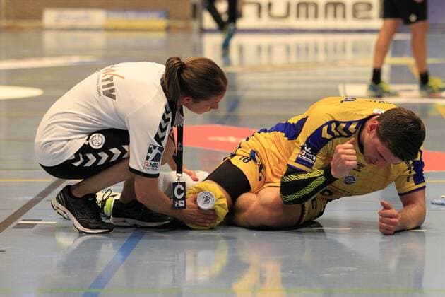 2.Bundesliga Handball VfL Luebeck-Schwartau - VfL Gummersbach 30.08.2019, Hansehalle Luebeck, GER, VfL Luebeck-Schwartau - VfL Gummersbach im Bild picture shows Verletzt Verletzung Schmerzen. Alexander Hermann VfL Gummersbach liegt am Boden und wird versorgt.