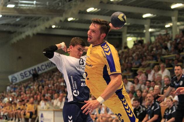 2.Bundesliga Handball VfL Luebeck-Schwartau - VfL Gummersbach 30.08.2019, Hansehalle Luebeck, GER, VfL Luebeck-Schwartau - VfL Gummersbach im Bild picture shows Fynn Herzig VfL Gummersbach setzt sich gegen Janik Schrader VfL Luebeck-Schwartau durch.