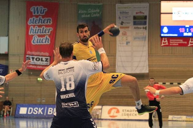 2.Bundesliga Handball VfL Luebeck-Schwartau - VfL Gummersbach 30.08.2019, Hansehalle Luebeck, GER, VfL Luebeck-Schwartau - VfL Gummersbach im Bild picture shows Janko Bozovic VfL Gummersbach gegen Martin Waschul VfL Luebeck-Schwartau