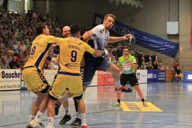 2.Bundesliga Handball VfL Luebeck-Schwartau - VfL Gummersbach 30.08.2019, Hansehalle Luebeck, GER, VfL Luebeck-Schwartau - VfL Gummersbach im Bild picture shows Jasper Bruhn VfL Luebeck-Schwartau setzt sich gegen Alexander Hermann VfL Gummersbach und Tin Kontrec VfL Gummersbach durch.