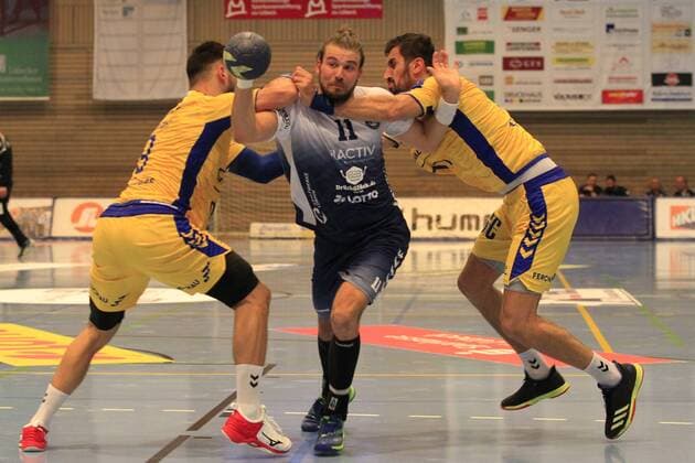 2.Bundesliga Handball VfL Luebeck-Schwartau - VfL Gummersbach 30.08.2019, Hansehalle Luebeck, GER, VfL Luebeck-Schwartau - VfL Gummersbach im Bild picture shows Tin Kontrec VfL Gummersbach und Janko Bozovic VfL Gummersbach versuchen Markus Hansen VfL Luebeck-Schwartau zu stoppen.