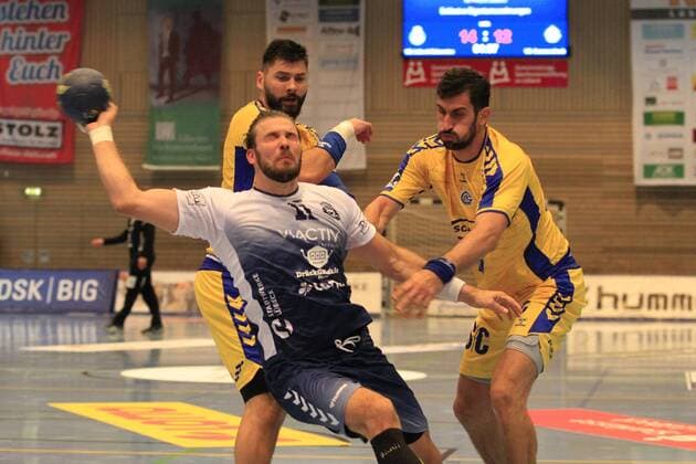 2.Bundesliga Handball VfL Luebeck-Schwartau - VfL Gummersbach 30.08.2019, Hansehalle Luebeck, GER, VfL Luebeck-Schwartau - VfL Gummersbach im Bild picture shows Tin Kontrec VfL Gummersbach und Janko Bozovic VfL Gummersbach versuchen Markus Hansen VfL Luebeck-Schwartau zu stoppen.