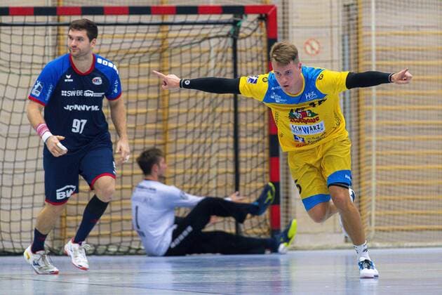 Konstanz, Deutschland 30. August 2019: 2. BL - 19 20- HSG Konstanz vs. SG BBM Bietigheim v.li. Jonathan Fischer (Bietigheim), Torhueter Jonas Maier (SG BBM Bietigheim), Paul Kaletsch (Konstanz) Konstanz Baden-Württemberg Deutschland