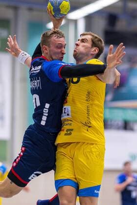 Konstanz, Deutschland 30. August 2019: 2. BL - 19 20- HSG Konstanz vs. SG BBM Bietigheim v.li. Jan Döll Doell (SG BBM Bietigheim), Tom Wolf (Konstanz) Konstanz Baden-Württemberg Deutschland