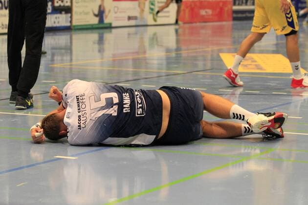 2.Bundesliga Handball VfL Luebeck-Schwartau - VfL Gummersbach 30.08.2019, Hansehalle Luebeck, GER, VfL Luebeck-Schwartau - VfL Gummersbach im Bild picture shows Verletzt Verletzung Schmerzen. Fynn Ranke VfL Luebeck-Schwartau liegt am Boden