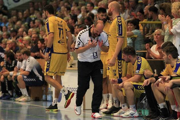 2.Bundesliga Handball VfL Luebeck-Schwartau - VfL Gummersbach 30.08.2019, Hansehalle Luebeck, GER, VfL Luebeck-Schwartau - VfL Gummersbach im Bild picture shows Trainer Torge Greve VfL Gummersbach ist verzweifelt.