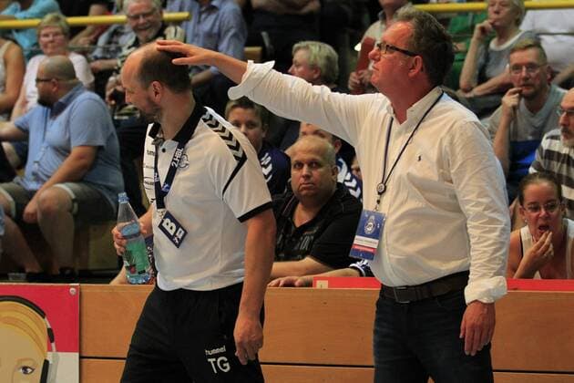 2.Bundesliga Handball VfL Luebeck-Schwartau - VfL Gummersbach 30.08.2019, Hansehalle Luebeck, GER, VfL Luebeck-Schwartau - VfL Gummersbach im Bild picture shows Trainer Torge Greve VfL Gummersbach trost von VfL Luebeck-Schwartau Geschaefstfuehrer Michael Friedrichs