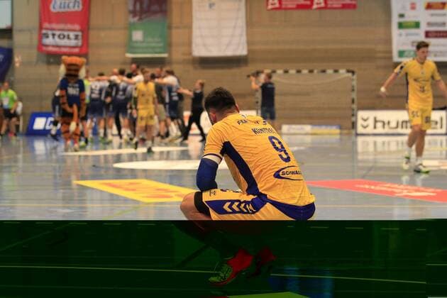 2.Bundesliga Handball VfL Luebeck-Schwartau - VfL Gummersbach 30.08.2019, Hansehalle Luebeck, GER, VfL Luebeck-Schwartau - VfL Gummersbach im Bild picture shows Tin Kontrec VfL Gummersbach ist enttäuscht enttaeuscht, die Mannschaft des VfL Luebeck-Schwartau jubelt