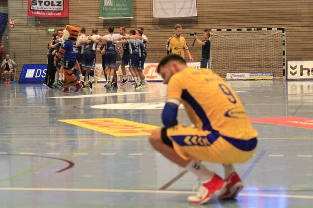 2.Bundesliga Handball VfL Luebeck-Schwartau - VfL Gummersbach 30.08.2019, Hansehalle Luebeck, GER, VfL Luebeck-Schwartau - VfL Gummersbach im Bild picture shows Tin Kontrec VfL Gummersbach ist enttäuscht enttaeuscht, die Mannschaft des VfL Luebeck-Schwartau jubelt