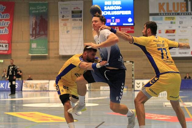 2.Bundesliga Handball VfL Luebeck-Schwartau - VfL Gummersbach 30.08.2019, Hansehalle Luebeck, GER, VfL Luebeck-Schwartau - VfL Gummersbach im Bild picture shows Mex Raguse VfL Luebeck-Schwartau setzt sich gegen Tin Kontrec VfL Gummersbach und Janko Bozovic VfL Gummersbach durch.