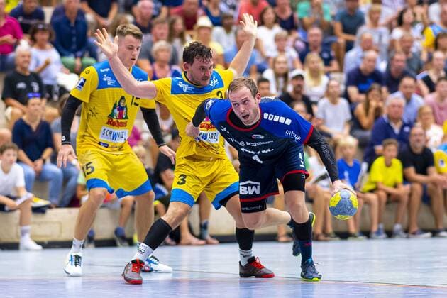 Konstanz, Deutschland 30. August 2019: 2. BL - 19 20- HSG Konstanz vs. SG BBM Bietigheim v. li. im Zweikampf Fabian Schlaich (Konstanz) und Patrick Rentschler (SG BBM Bietigheim) Konstanz Baden-Württemberg Deutschland