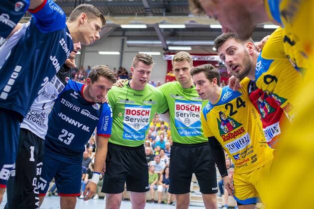 Konstanz, Deutschland 30. August 2019: 2. BL - 19 20- HSG Konstanz vs. SG BBM Bietigheim v.li. Tim Dahlhaus (SG BBM Bietigheim), Jan Asmuth (SG BBM Bietigheim), Schiedsrichter Darnel Jansen und Lucas Hellbusch, Tim Jud (Konstanz), Matthias Hild (Konstanz) Konstanz Baden-Württemberg Deutschland