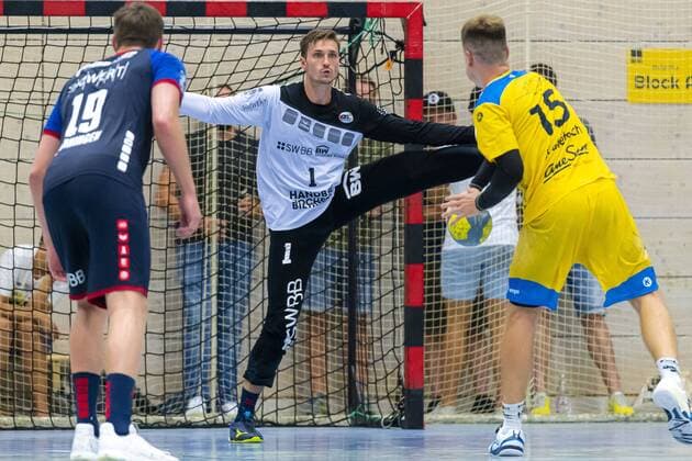 Konstanz, Deutschland 30. August 2019: 2. BL - 19 20- HSG Konstanz vs. SG BBM Bietigheim v.li. Vetle Ronningen (SG BBM Bietigheim), Torhueter Jonas Maier (SG BBM Bietigheim), Paul Kaletsch (Konstanz) Konstanz Baden-Württemberg Deutschland