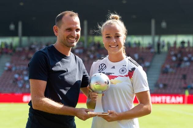 Kassel, Germany, 31.08.2019, Frauen Europameisterschaft Qualifikation, Deutschland - Montenegro, Giulia Gwinn (GER) erhaelt die FIFA-Auszeichnung, FIFA Young Player Award, ( Defodi-01001219808