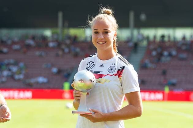 Kassel, Germany, 31.08.2019, Frauen Europameisterschaft Qualifikation, Deutschland - Montenegro, Giulia Gwinn (GER) erhaelt die FIFA-Auszeichnung, FIFA Young Player Award, ( Defodi-01001219809