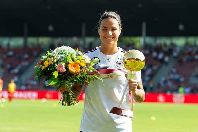Kassel, Germany, 31.08.2019, Frauen Europameisterschaft Qualifikation, Deutschland - Montenegro, Dzsenifer Marozsan (GER) erhaelt die Auszeichnung, Fussballerin des Jahres 2019, ( Defodi-01001219813