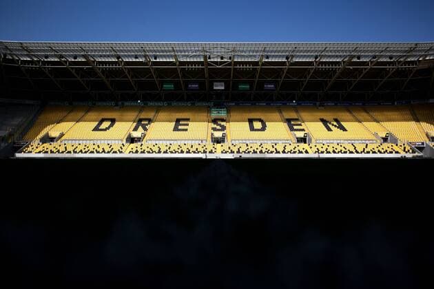 Fußball, Stadiongeschichte SG Dynamo Dresden Gegengerade mit Dresden-Schriftzug in der Sonne kurz bvevor die Stadiontore geöffnet werden. 29.08.2019, Fussball, GER, 2. Bundesliga, 5. Spieltag, Saison 2019 20, SG Dynamo Dresden vs. FC St. Pauli, Rudolf-Harbig-Stadion, SG Dynamo Dresden - FC St. Pauli