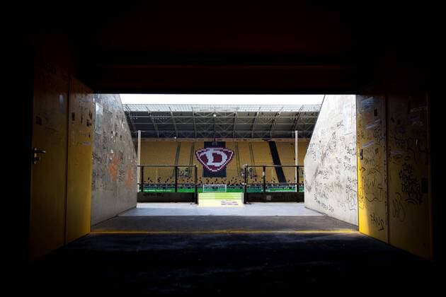 Fußball, Stadiongeschichte SG Dynamo Dresden Blick ins Stadion vom Eingang des K-Blocks aus kurz bvevor die Stadiontore geöffnet werden. 29.08.2019, Fussball, GER, 2. Bundesliga, 5. Spieltag, Saison 2019 20, SG Dynamo Dresden vs. FC St. Pauli, Rudolf-Harbig-Stadion, SG Dynamo Dresden - FC St. Pauli
