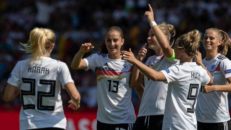 v.li.: Turid Knaak (Deutschland, 22), Sara Däbritz (Deutschland, 13) Torschützin Alexandra Popp (Deutschland, 11), Svenja Huth (Deutschland, 9) und Klara Bühl (Deutschland, 19) mit Torjubel, Jubel, optimistisch, Spielszene, Highlight, Freude über das Tor zum 2:0, DIE DFB-RICHTLINIEN UNTERSAGEN JEGLICHE NUTZUNG VON FOTOS ALS SEQUENZBILDER UND ODER VIDEOÄHNLICHE FOTOSTRECKEN. DFB REGULATIONS PROHIBIT ANY USE OF PHOTOGRAPHS AS IMAGE SEQUENCES AN OR QUASI-VIDEO., 31.08.2019, Kassel (Deutschland), Fussball, EM-Qualifikation Frauen, Deutschland - Montenegro *** v li Turid Knaak Germany, 22 , Sara Däbritz Germany, 13 goal scorer Alexandra Popp Germany, 11 , Svenja Huth Germany, 9 and Klara Bühl Germany, 19 with goal celebration, jubilation, optimistic, game scene, highlight, joy about the goal to the 2 0, THE DFB RICHTLINEN UNTERSAGEN ANY USE OF PHOTOGRAPHS AS IMAGE SEQUENCES AN OR QUASI VIDEO , 31 08 2019, Kassel Germany , football, EM qualification women, Germany Montenegro xobx
