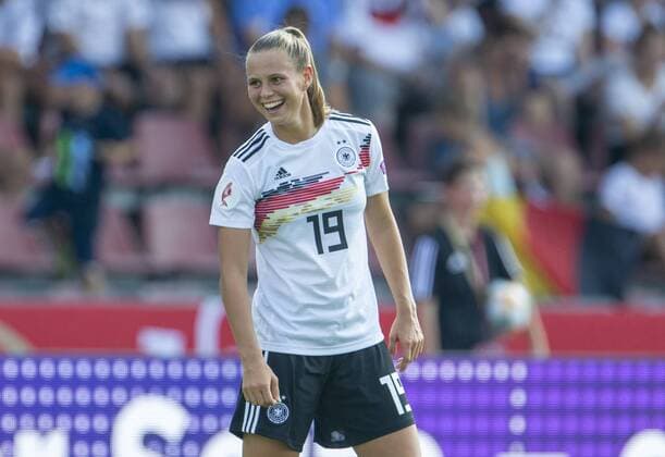 Deutschland, Kassel, Auestadion, 31.08.2019, Fussball - Frauen - EM-Qualifikation - Deutschland - Montenegro Bild: v. l. Torschützen Klara Bühl (Deutschland, 19) freut sich über Ihren Treffer zum 4:0 DFL REGULATIONS PROHIBIT ANY USE OF PHOTOGRAPHS AS IMAGE SEQUENCES AND OR QUASI-VIDEO. Copyright: HMBxMedia xHeikoxBecker