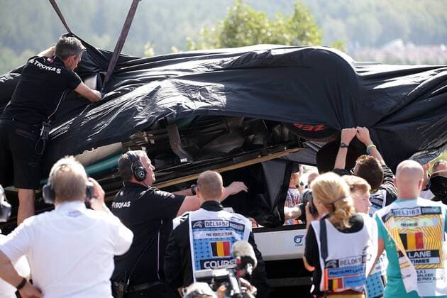 FORMULA 1 2019 JOHNNIE WALKER BELGIAN GRAND PRIX, 29.08 - 01.09.2019 31.08.2019, Circuit de Spa-Francorchamps, Spa-Franchorchamps, FORMULA 1 2019 JOHNNIE WALKER BELGIAN GRAND PRIX, 29.08 - 01.09.2019 , im Bild Das havarierte Auto von Lewis Hamilton (GB 44), Mercedes-AMG Petronas Motorsport wird zurück in das Fahrerlager gebracht