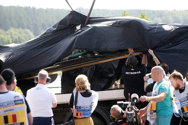 FORMULA 1 2019 JOHNNIE WALKER BELGIAN GRAND PRIX, 29.08 - 01.09.2019 31.08.2019, Circuit de Spa-Francorchamps, Spa-Franchorchamps, FORMULA 1 2019 JOHNNIE WALKER BELGIAN GRAND PRIX, 29.08 - 01.09.2019 , im Bild Das havarierte Auto von Lewis Hamilton (GB 44), Mercedes-AMG Petronas Motorsport wird zurück in das Fahrerlager gebracht