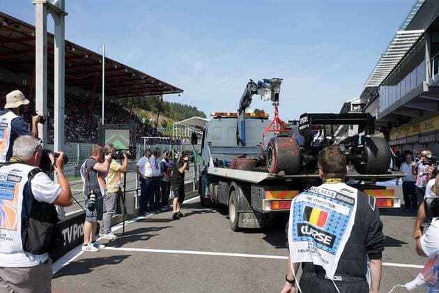 FORMULA 1 2019 JOHNNIE WALKER BELGIAN GRAND PRIX, 29.08 - 01.09.2019 31.08.2019, Circuit de Spa-Francorchamps, Spa-Franchorchamps, FORMULA 1 2019 JOHNNIE WALKER BELGIAN GRAND PRIX, 29.08 - 01.09.2019 , im Bild Das havarierte Auto von Lewis Hamilton (GB 44), Mercedes-AMG Petronas Motorsport wird zurück in das Fahrerlager gebracht