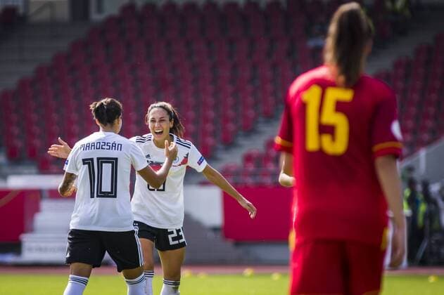 GER, DFB Frauen, EM Qualifikation, Deutschland vs Montenegro 31.08.2019, Auestadion, Kassel, GER, DFB Frauen, EM Qualifikation, Deutschland vs Montenegro , DFB REGULATIONS PROHIBIT ANY USE OF PHOTOGRAPHS AS IMAGE SEQUENCES AND OR QUASI-VIDEO im Bild picture shows: Sara Doorsoun (DFB Frauen 23) jubelt mit Dzsenifer Marozsan (DFB Frauen 10) ueber ihren Treffer zum 5:0,