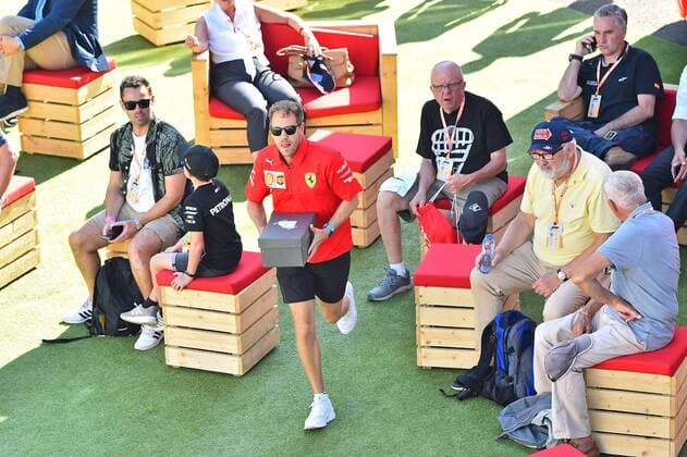 31.08.2019, xekx, Motorsport FIA Formel 1, Großer Preis von Belgien 2019 - Qualifying emspor, Sebastian Vettel (Ferrari) läuft unerkannt an Zuschauer vorbei (DFL DFB REGULATIONS PROHIBIT ANY USE OF PHOTOGRAPHS as IMAGE SEQUENCES and or QUASI-VIDEO) Spa