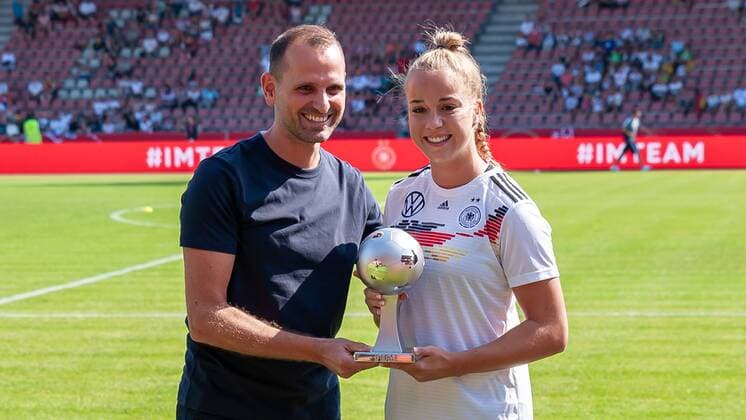 Der Sportlicher Leiter Nationalmannschaften Panagiotis Chatzialexiou ( Joti ) und Giulia Gwinn (Deutschland, 15) (re.) bei der Auszeichnung, Ehrung als beste junge Spielerin der FIFA Frauen-WM 2019, DIE DFB-RICHTLINIEN UNTERSAGEN JEGLICHE NUTZUNG VON FOTOS ALS SEQUENZBILDER UND ODER VIDEOÄHNLICHE FOTOSTRECKEN. DFB REGULATIONS PROHIBIT ANY USE OF PHOTOGRAPHS AS IMAGE SEQUENCES AN OR QUASI-VIDEO., 31.08.2019, Kassel (Deutschland), Fussball, EM-Qualifikation Frauen, Deutschland - Montenegro