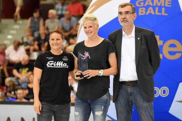 li. Anna Loerper mi. Clara Woltering erhaelt ersten HBF-Award re.Andreas Thiel (Vorstandsvorsitzende der HBF) DHB, Handbal, Frauen, HBF , Super-Cup , Ludwigsburg, 31.08.2019, Foto:TBaur Eibner SG BBM Bietigheim vs. Thueringer HC Ludwigsburg Copyright: xEIBNER TobiasxBaurx EP_TBR