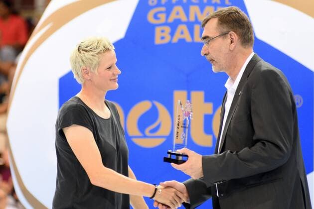 li. Clara Woltering erhaelt ersten HBF-Award von Andreas Thiel (Vorstandsvorsitzende der HBF) re. DHB, Handbal, Frauen, HBF , Super-Cup , Ludwigsburg, 31.08.2019, Foto:TBaur Eibner SG BBM Bietigheim vs. Thueringer HC Ludwigsburg Copyright: xEIBNER TobiasxBaurx EP_TBR