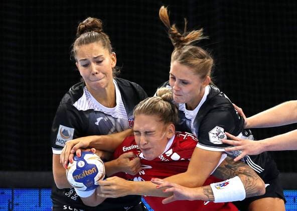 18.05.2019, Deutschland, Ludwigsburg, Handball 1. Bundesliga Frauen, Saison 2019 2020 HBF-Supercup 2019, SG BBM Bietigheim vs. Thüringer HC: v.l. Emily Bölk (THC), Luisa Schulze (BBM), Alicia Stolle (THC)
