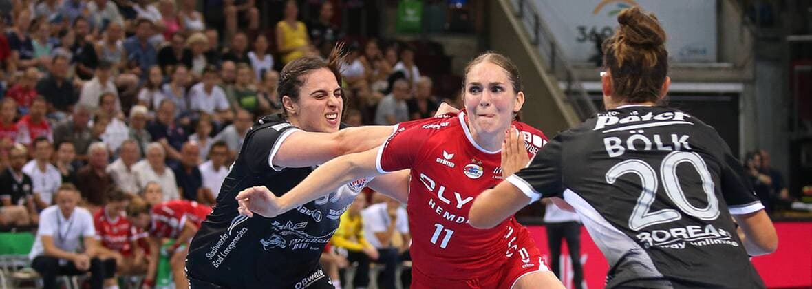 18.05.2019, Deutschland, Ludwigsburg, Handball 1. Bundesliga Frauen, Saison 2019 2020 HBF-Supercup 2019, SG BBM Bietigheim vs. Thüringer HC: v.l. Josefine Huber (THC), Laura von der Heijden (BBM), Emily Bölk (THC)