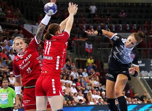 18.05.2019, Deutschland, Ludwigsburg, Handball 1. Bundesliga Frauen, Saison 2019 2020 HBF-Supercup 2019, SG BBM Bietigheim vs. Thüringer HC: v.l. Luisa Schulze (BBM), Laura von der Heijden (BBM), Emily Bölk (THC)