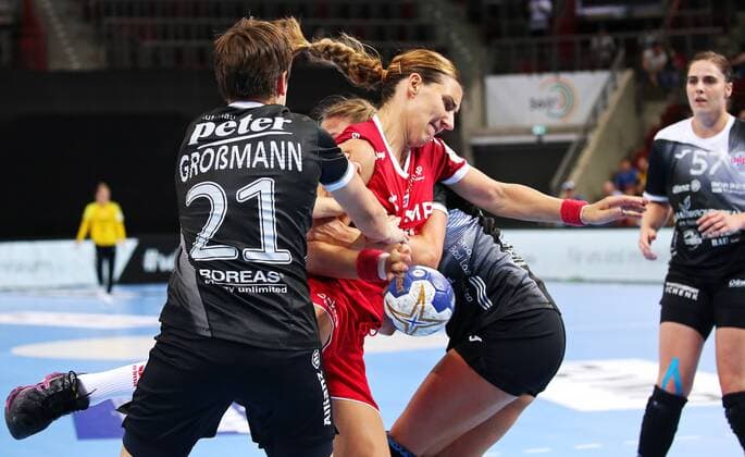 18.05.2019, Deutschland, Ludwigsburg, Handball 1. Bundesliga Frauen, Saison 2019 2020 HBF-Supercup 2019, SG BBM Bietigheim vs. Thüringer HC: v.l. Ina Großmann (THC), Karolina Kudlacz-Gloc (BBM), Alicia Stolle (THC)