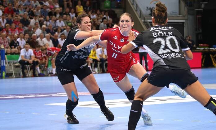 18.05.2019, Deutschland, Ludwigsburg, Handball 1. Bundesliga Frauen, Saison 2019 2020 HBF-Supercup 2019, SG BBM Bietigheim vs. Thüringer HC: v.l. Josefine Huber (THC), Laura von der Heijden (BBM), Emily Bölk (THC)