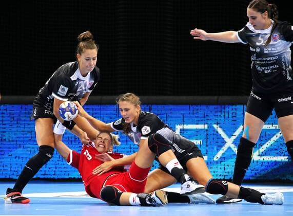 Sport Bilder des Tages 18.05.2019, Deutschland, Ludwigsburg, Handball 1. Bundesliga Frauen, Saison 2019 2020 HBF-Supercup 2019, SG BBM Bietigheim vs. Thüringer HC: v.l. Emily Bölk (THC), Luisa Schulze (BBM), Alicia Stolle (THC), Josefine Huber (THC)