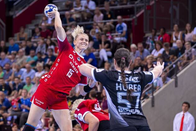 Ludwigsburg, Deutschland 31. August 2019: HBF - Supercup 2019- SG BBM Bietigheim vs. Thueringer HC v.li. Kim Naidzinavicius (Bietigheim), Josefine Huber (Thueringer HC) Ludwigsburg MHP Arena Baden-Württemberg Deutschland