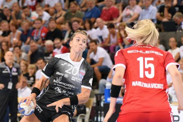 Emily Boelk (Thueringer HC 20) gegen Kim Naidzinavicius (SG BBM Bietigheim 15) DHB, Handbal, Frauen, HBF , Super-Cup , Ludwigsburg, 31.08.2019, Foto:TBaur Eibner SG BBM Bietigheim vs. Thueringer HC Ludwigsburg Copyright: xEIBNER TobiasxBaurx EP_TBR