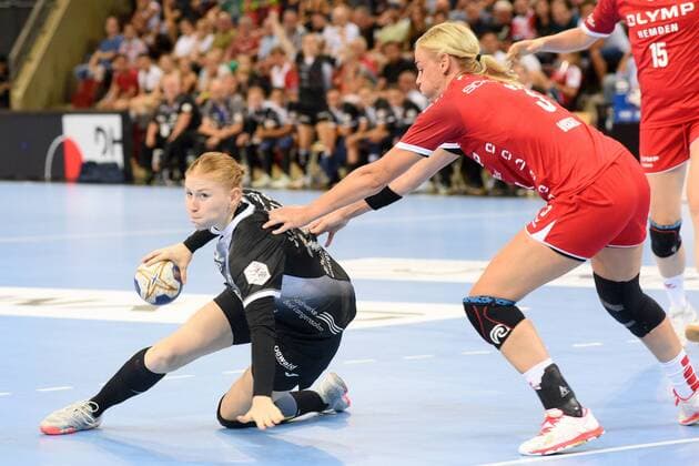 Meike Schmelzer (Thueringer HC 13) gegen Antje Lauenroth (SG BBM Bietigheim 5) DHB, Handbal, Frauen, HBF , Super-Cup , Ludwigsburg, 31.08.2019, Foto:TBaur Eibner SG BBM Bietigheim vs. Thueringer HC Ludwigsburg Copyright: xEIBNER TobiasxBaurx EP_TBR