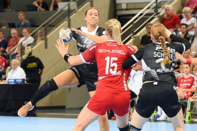 Mikaela Maessing (Thueringer HC 25) gegen Kim Naidzinavicius (SG BBM Bietigheim 15) DHB, Handbal, Frauen, HBF , Super-Cup , Ludwigsburg, 31.08.2019, Foto:TBaur Eibner SG BBM Bietigheim vs. Thueringer HC Ludwigsburg Copyright: xEIBNER TobiasxBaurx EP_TBR