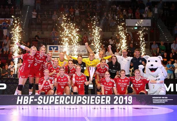18.05.2019, Deutschland, Ludwigsburg, Handball 1. Bundesliga Frauen, Saison 2019 2020 HBF-Supercup 2019, SG BBM Bietigheim vs. Thüringer HC: Mannschaftsfoto, Jubel, SG BBM ist Supercupsieger 2019